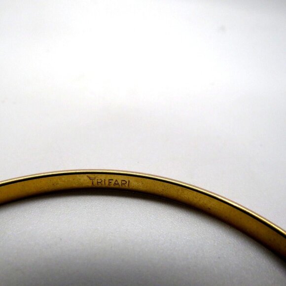 Crown Trifari Bracelet Red Enamel‎ Gold Tone Thin Bangle Vintage Signed - Picture 3 of 4